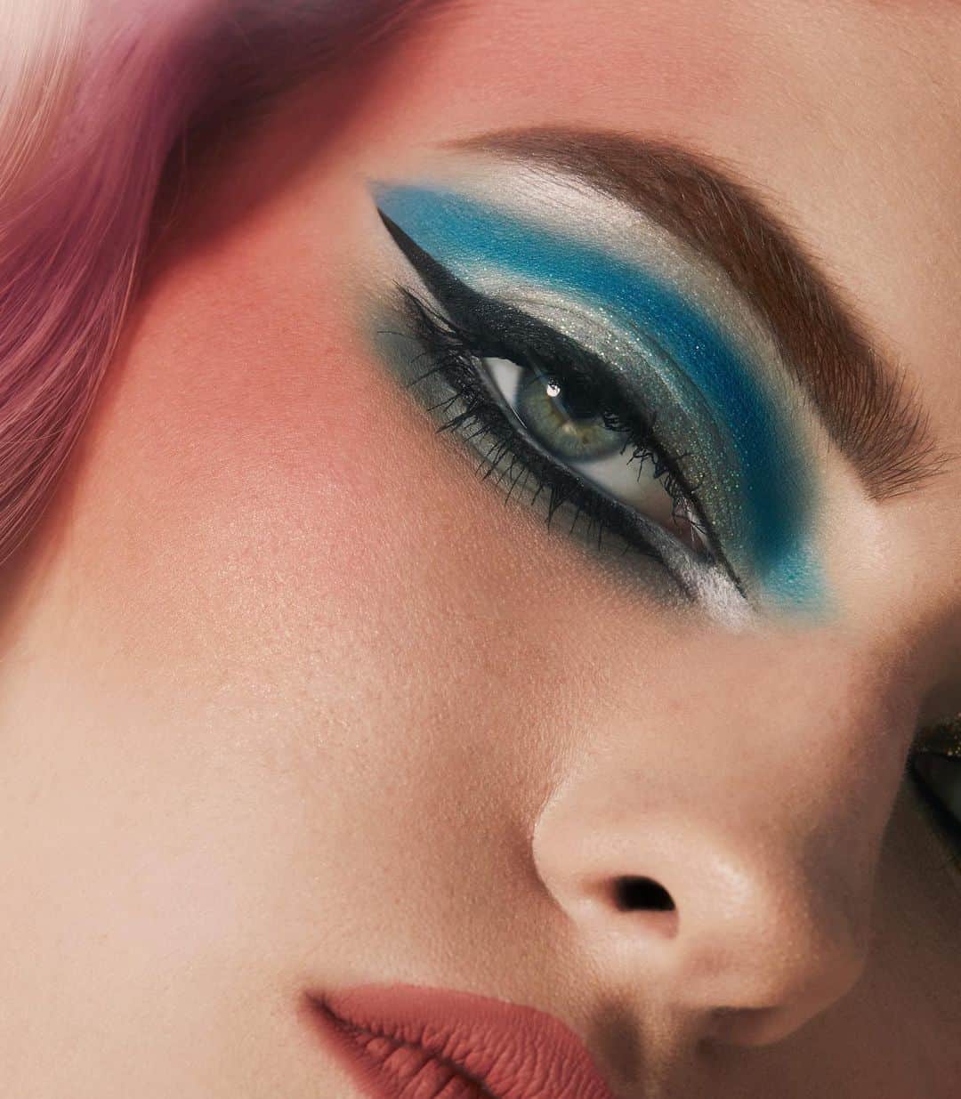 NARSさんのインスタグラム写真 - (NARSInstagram)「More is more. Always. Get into this epic #HolidayBeat by NARS Senior Artist @nikobeaute  Products used: Hardwired Single Eyeshadow in Ecstacy and Earth Shadow  Eyeshadow in Baby Jane and Outremer Eyeliner Stylo in Carpates High-Pigment Longwear Eyeliner in Santa Monica Blvd VIP Room NARS Essentials Set All Access Powermatte Lip Pigment in American Woman」12月23日 0時03分 - narsissist