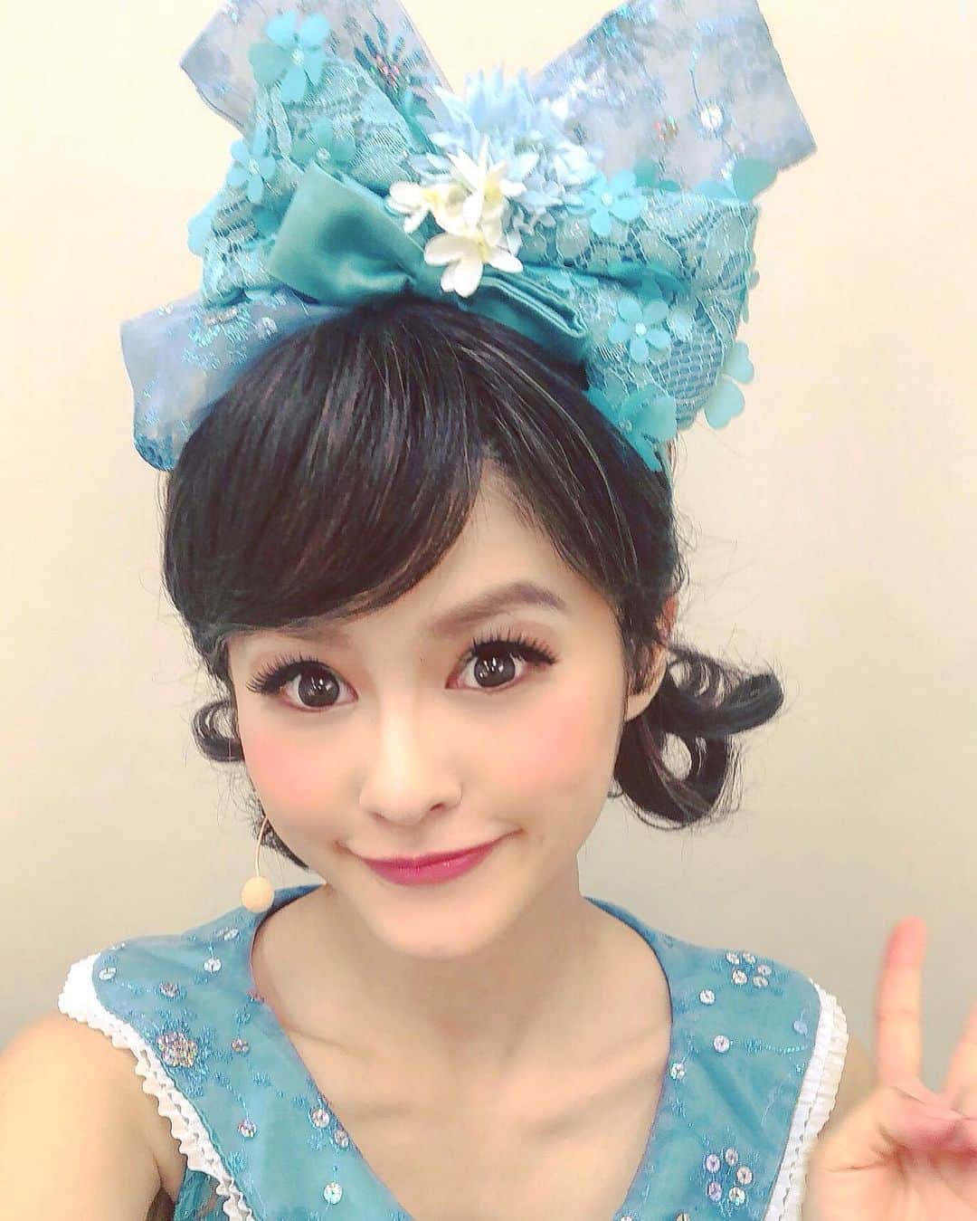 昆夏美のインスタグラム：「. ロカビリージャック 明日は休演日です。 今週は2公演分の休演がありました。 楽しみにしてくださっていた方々、 大変申し訳ございませんでした。 . 休演することになってしまった お二人の分まで、カンパニー一同 一丸となって作品をお届けしました。 お客様が楽しんでくださっていたら幸いです。 魔女役の代役を務めたまなてぃー、 デビルウーマンは2人組の女の子ですが それを一人でこなしたありさちゃん、 そしてキャストスタッフ全員が集中して 自分のやるべきことを精一杯やりました。 . 休演日明けはラスト1週間。 11回公演です。 最後まで気を抜かず 千秋楽まで走り抜けます！！ . 私の体調を心配してくださった方々が たくさんいらっしゃて、、 ありがとうございます。 私は元気です^_^ 皆さまも体調にはお気をつけください。 もうすぐ2019年が終わるよー！！ . #ロカビリージャック」