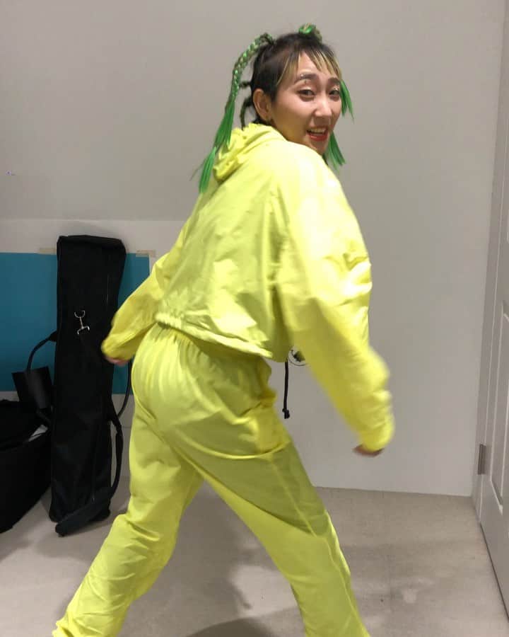 あっこのインスタグラム：「GOOD VIBRATIONS以来、大門のケツフレが頭から離れないよ😂💚！！！俺もケツフル！！！！！！！🧡💛 #KETSUFURE #goodvibrations #akkogorilla #rapper #japan」