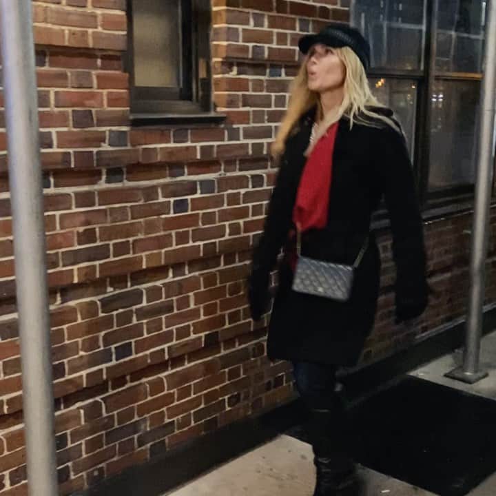 トリー・ウィルソンのインスタグラム：「. Every single time I do this in public someone rushes over to see if I’m ok. . I know, horrible acting, so immature, but it makes me giggle every darn time. EVEN as bad as it’s done people buy it. Lol . Try it and get back to me. I bet you get a good self induced chuckle. . Ps. If you record it & tag me Ill share.😂」