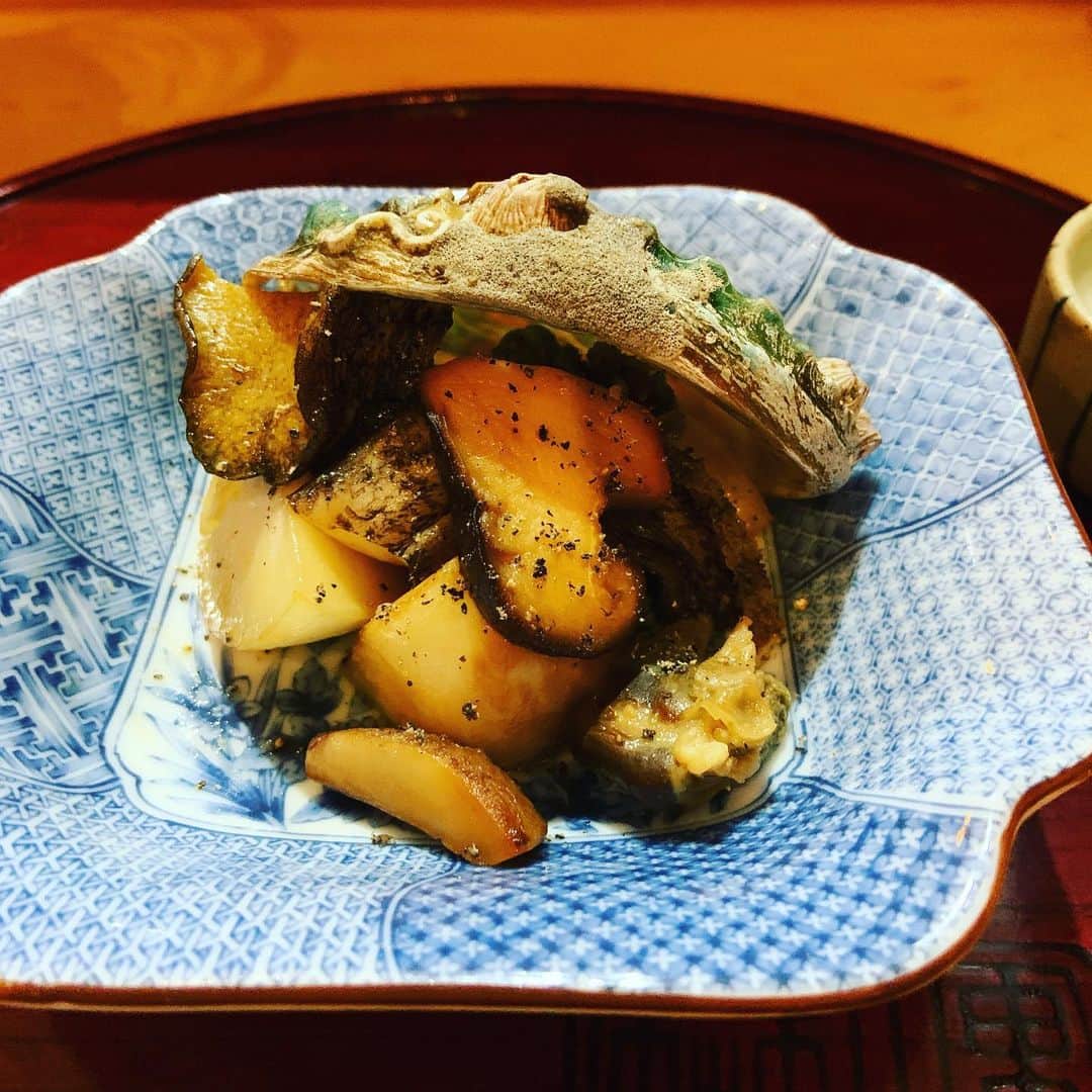 志摩有子さんのインスタグラム写真 - (志摩有子Instagram)「2ヶ月ぶりのまめたん。カリッとろっの白子の春巻きからスタート。ブルーチーズ入り毛蟹の茶碗蒸し、お刺身はボタン海老に帆立とカレイ。先取りのそら豆、締めは牡蠣ごはん。日本酒も少々。 #カウンター和食 #ソロオペ #今月の秦くん」12月23日 0時12分 - ariko418