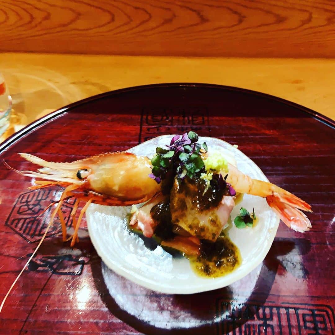 志摩有子さんのインスタグラム写真 - (志摩有子Instagram)「2ヶ月ぶりのまめたん。カリッとろっの白子の春巻きからスタート。ブルーチーズ入り毛蟹の茶碗蒸し、お刺身はボタン海老に帆立とカレイ。先取りのそら豆、締めは牡蠣ごはん。日本酒も少々。 #カウンター和食 #ソロオペ #今月の秦くん」12月23日 0時12分 - ariko418