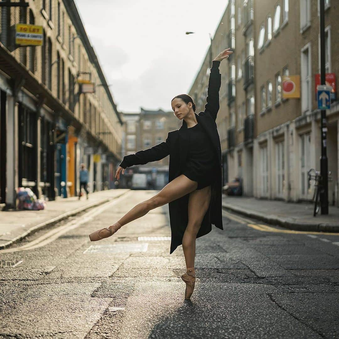 ballerina projectさんのインスタグラム写真 - (ballerina projectInstagram)「Francesca Hayward in East London. #ballerina - @frankiegoestohayward #eastlondon #london #ballerinaproject #ballerinaproject_ #ballet #dance #pointe #francescahayward  The Ballerina Project book is now in stock. A perfect gift 🎁 for the holidays. Link is located in our Instagram profile. @ballerinaprojectbook #ballerinaprojectbook」12月23日 0時13分 - ballerinaproject_