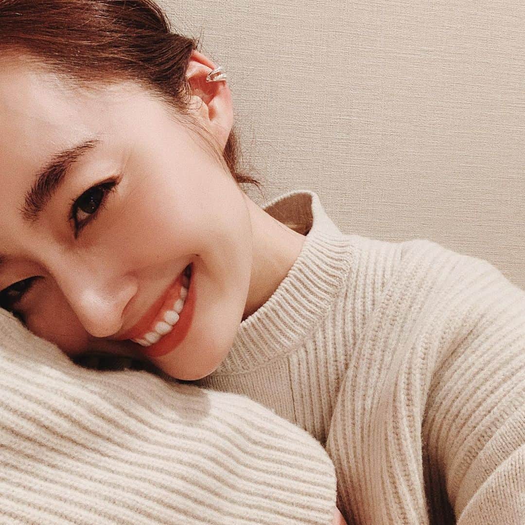 小祝麻里亜のインスタグラム：「こちらにしました🎁❤️ ． ． イヤーカフ。　 ピアスホールが開いてないので、イヤリングをつける毎日でしたが、イヤーカフも楽しめるんだ！って思って☺️‼️ ． とってもお気に入りです🙏 ． ＿＿＿＿＿＿＿ #アクセサリー #ジュエリー #loro #jewelry  #귀걸이 #실버악세사리 #악세사리 #얼스타그램」