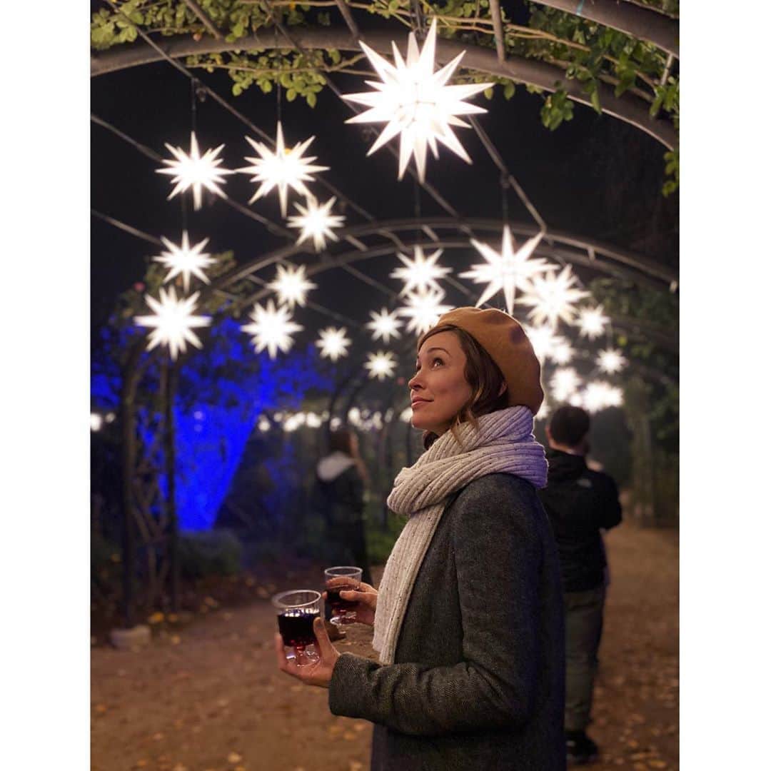 オータム・リーザーのインスタグラム：「✨light + love ✨ (...and wine)  #happysolstice #wintersolstice」
