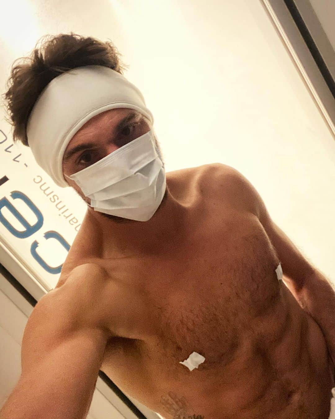 スタニスラス・ワウリンカさんのインスタグラム写真 - (スタニスラス・ワウリンカInstagram)「Warning 🚨: Always protect your nipples from falling off during cryotherapy ! 🥶🩹🤷🏻‍♂️💥🧊🔋🧸 #SaveTheNipples #NippleProtection #Jokes #StanTheMan #Cryotherapy #Recovery #thermesmarinsmontecarlo」12月23日 0時24分 - stanwawrinka85