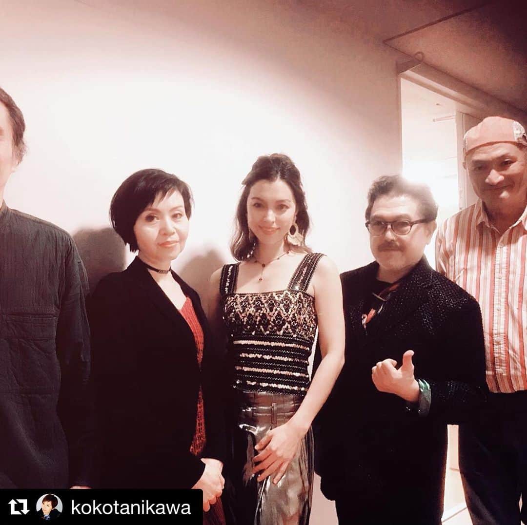 渡辺香津美のインスタグラム：「#Repost @kokotanikawa with @get_repost ・・・ 終演後の記念撮影！ 本当にご一緒出来て嬉しかったです！ 終わった途端に、また新しいアイデアが浮かびました。 また、来年もよろしくお願いします！  #キャッスルインジエア #兵庫県立芸術文化センター #コンサートを終えて #歌姫シャンティVocal #ヨシノヒロシBass #ヤヒロトモヒロPerc #ワタナベカズミGuitar #タニカワコウコPiano #Castleintheairライブ #kazumiwatanabe #kokotanikawa」