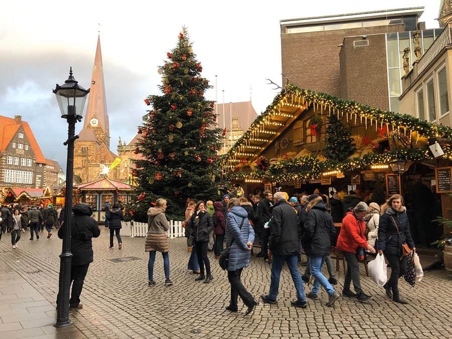 青木茉耶さんのインスタグラム写真 - (青木茉耶Instagram)「🇩🇪 . デュッセル、マインツ、ハンブルグ、ブレーメン のクリスマスマーケットに行って沢山食べた😂 . . . 一つ前の投稿に 沢山のお祝いメッセージありがとうございました🥺❣️ . . 日本に帰ってきました🇯🇵 . 今年もあと1週間少し、、 早すぎる😳 . . #ドイツ #クリスマスマーケット #デュッセルドルフ #ブレーメン #ハンブルグ #マインツ #ドイツ旅行 #ドイツ生活」12月23日 0時41分 - ma_ya_126