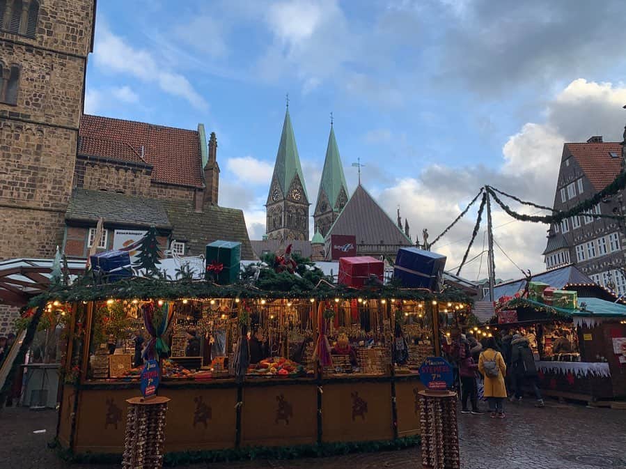 青木茉耶さんのインスタグラム写真 - (青木茉耶Instagram)「🇩🇪 . デュッセル、マインツ、ハンブルグ、ブレーメン のクリスマスマーケットに行って沢山食べた😂 . . . 一つ前の投稿に 沢山のお祝いメッセージありがとうございました🥺❣️ . . 日本に帰ってきました🇯🇵 . 今年もあと1週間少し、、 早すぎる😳 . . #ドイツ #クリスマスマーケット #デュッセルドルフ #ブレーメン #ハンブルグ #マインツ #ドイツ旅行 #ドイツ生活」12月23日 0時41分 - ma_ya_126