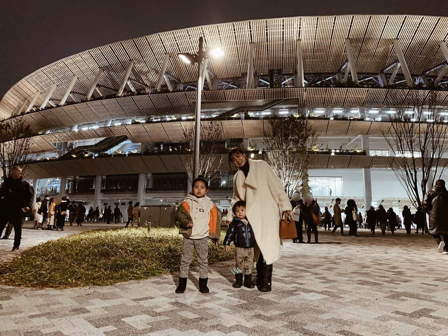 春名亜美さんのインスタグラム写真 - (春名亜美Instagram)「記念すべき、国立競技場オープニングイベントに家族で行く事が出来ました🏟✨ しかも、奇跡的に最前列の席😳  長男が1番楽しみにしていた、 @michael_leitch 選手も目の前を通って行ったり、"世界最速の男" @usainbolt の走りも目の前で見る事が出来たり、本当に本当にいい経験ができました🥺  息子達はきっと、 この日の事を覚えていないかもしれないけど、こんな歴史的な日に、この国立競技場に入れたこと、将来大きくなった時に教えてあげたい😌 ・ ・ ・ #国立競技場オープニングイベント #国立競技場 #helloourstadium #新国立競技場　#tokyo2020」12月23日 0時41分 - amiharunaami