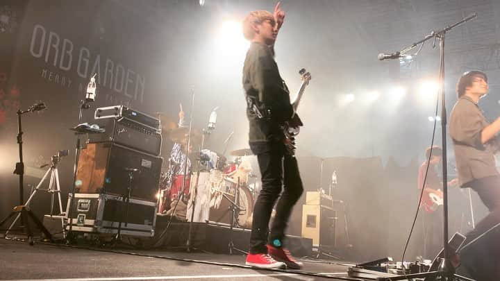 のインスタグラム：「MERRY ROCK PARADE、今年もありがとうございました！ メリロのお陰で毎年最高のクリスマスの思い出が作れてます。  名古屋の皆さま、良い音しを。 来年もたくさんライブでお会いしましょう！  #Bentham #merryrockparade #mrp #メリロ #orbgarden #bass #bassist #bassplayer #bassporn #bassgram #bassguitar #bassman #freedomcgr #fender #jazzbass #jb #humis #服が緑で靴が赤でまさにクリスマスカラーの衣装 #🎄 #🎅」