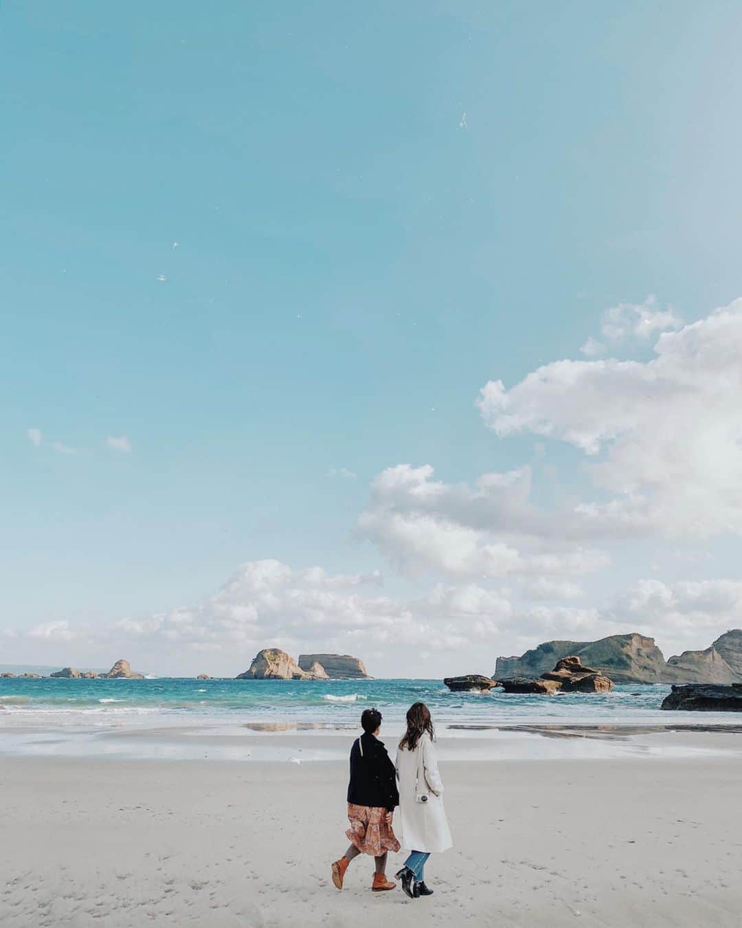 櫻井千尋さんのインスタグラム写真 - (櫻井千尋Instagram)「✮ Spot ✈ Tanegashima,Japan.  人生初めての親子旅👩‍👧 旅行のお仕事をさせてもらって たくさんの国や場所に行くのには慣れてたけど まさかのお母さんと2人っきりで旅行に行く日が来るとは😳❤️ 3姉妹の末っ子なんですが、母と長い時間 2人っきりで居ることが初めてで不思議な感覚だったな  親孝行らしいこと何一つできてなかったので少しでも楽しんでくれたら嬉しいと思い、美味しいご飯と自然が豊富な種子島へ🐈 種子島といえばロケットの発射台が 思いつくんだけど、島全体に見どころがたくさんでした🌴♡ いつも仕事や家事と 忙しいお母さんだけど、 岩を見てテンション上がってたり、 一緒に陶器体験をしたり、 種子島の美味しいご飯を食べてるときの嬉しそうな姿を見て ほんの少しだけど 親孝行できたかな〜😌なんて。  いつもの旅行とまた違って、 人と向き合う大事さを教えてもらった旅行でした♡  #種子島 #tanegashima  #雄龍雌龍の岩  @girl_licence」12月23日 0時35分 - chihirosakurai