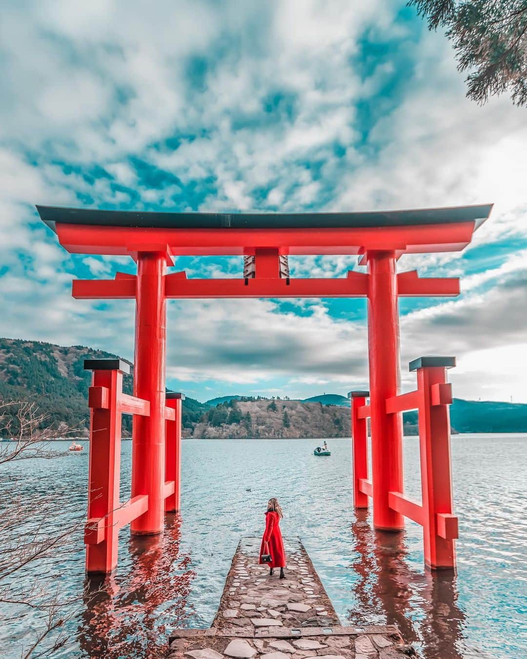 Stella Leeさんのインスタグラム写真 - (Stella LeeInstagram)「Finally visited the Hakone Shrine again! The last time I visited this place was 3/4 years ago before it was as famous as it is now. It’s now one of a must-visit-instagrammable places in Hakone for a good reason. Red tori gate with scenery of beautiful lake and mountain is enough reason to attract tourists from all around the world  Why come back when I have visited it before? Because I want to take pictures with different outfit, different camera, and different filter lol So even if you’ve visited it before, there’s always a reason to come back 💖 #tokyodaytrip #tokyodaytripkanagawa #hakone #hakoneshrine」12月23日 0時37分 - stellalee92