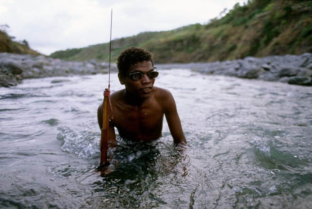 ナショナルジオグラフィックさんのインスタグラム写真 - (ナショナルジオグラフィックInstagram)「Photo by @edkashi | An indigenous Aeta hunts for fish in the Palakul River, near San Jose, Pampanga. Philippines, 1999.  #mtpinatubo #philippines #fishing #hunting #aeta」12月23日 0時37分 - natgeo