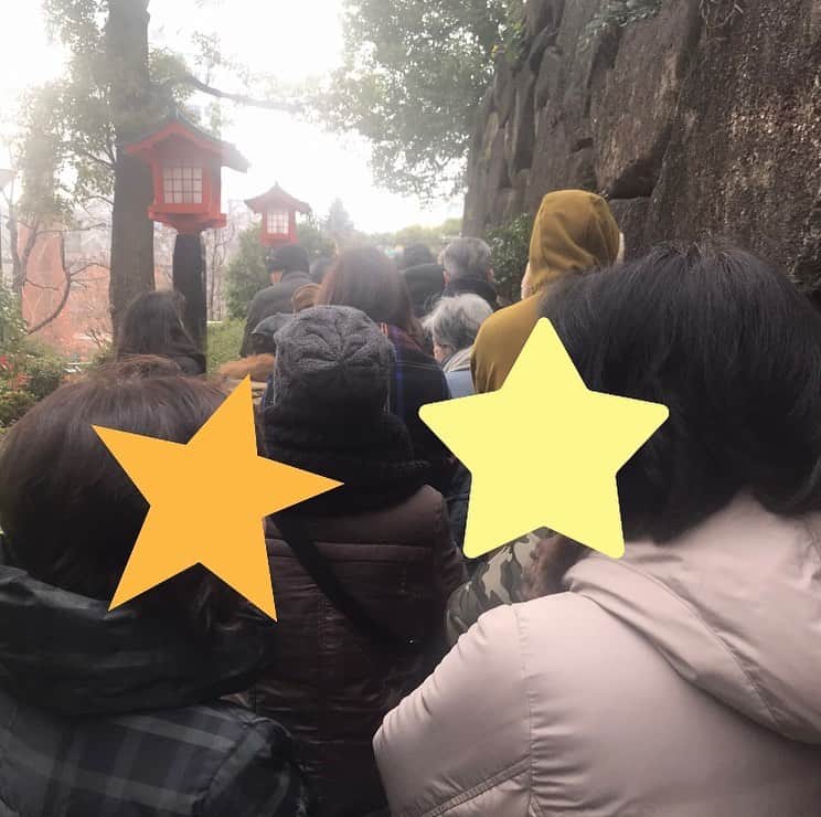 まっく赤坂見附のインスタグラム：「穴八幡宮の金運アップ 「一陽来復」御守りをもとめて今年はなんと4時間待ちの長蛇の列なのに、ババァ2人に割り込まれる事件などあり無事御守りをいただきました。 これを冬至の24時ピッタリに北東から西南に向けて御守りを貼るミッションも無事成功！ これで仕事運も上がります。  #穴八幡宮  #一陽来復  #金運アップ #御守り」
