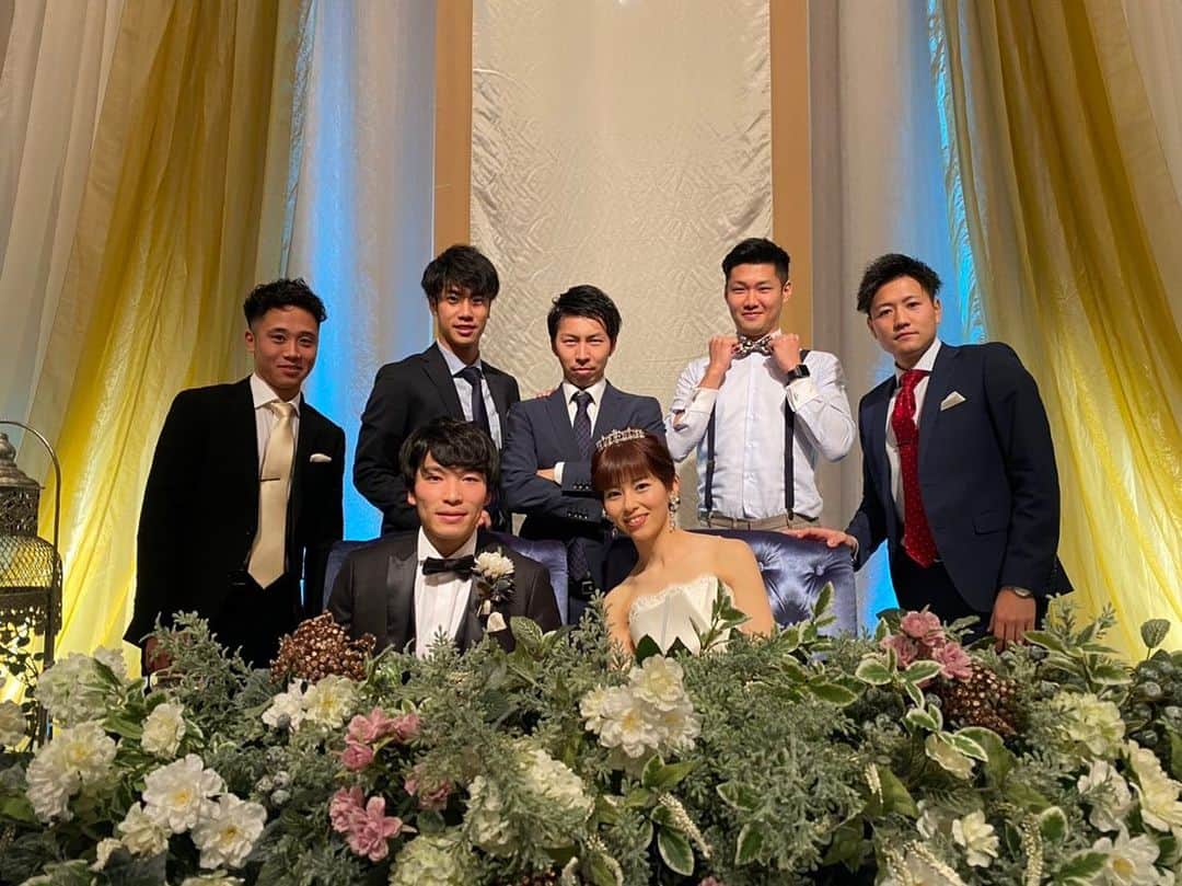 のインスタグラム：「12.21 結婚式を挙げました。  お酒を沢山飲ませて頂きありがとうございます。  普段飲まないのでとてつもないダメージでした。 （お色直しの時1人で着替えられなかったのはここだけの秘密です。） 国士舘大学の同期の余興は、これぞ国士クオリティーっていうほどの素晴らしいものでした。  沢山の方々に多くの言葉をかけて頂きとても心が温かくなりました。  四次会まで沢山の方々と楽しい時間を過ごすことができてとてもいい思い出になりました。  またみんなと飲みたいです。  来年の12月21日に集合しましょう。  では、今日はこの辺で！！ また後日しっかりしたの載せます！！笑  #結婚式 #メトロポリタン仙台」