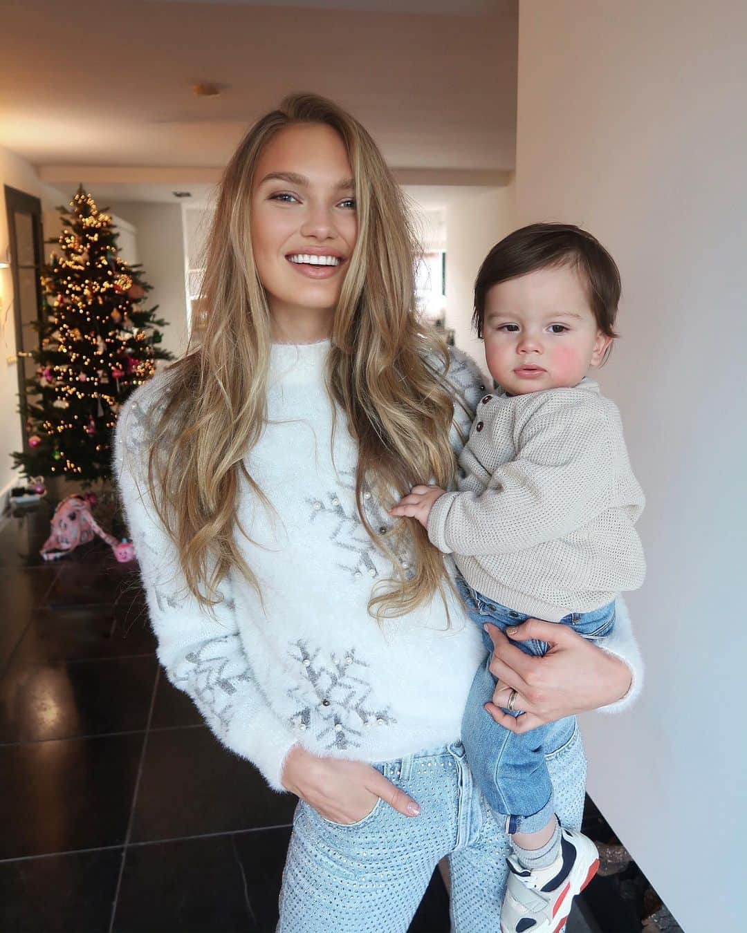 ロミー・ストリドのインスタグラム：「Sunday afternoon with this cutie. So happy to spend Christmas with family and friends. Long dinners & games are my favorite thing to do with Christmas 🎅🏼 What’s yours?」