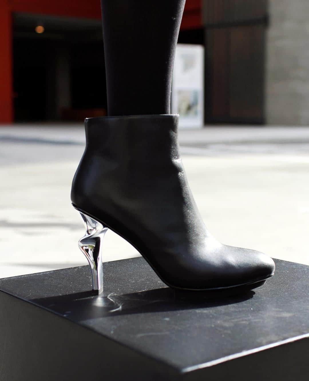 ユナイテッドヌードさんのインスタグラム写真 - (ユナイテッドヌードInstagram)「The TWIRL BOOTIE //// Liquid metal pours out from a sleek and simple silhouette⁠ .⁠ .⁠ .⁠ 📷: @d.simantov ⁠ @whiiitwhiiit #unitednude #fashion #architecture #killerheels #hautecouture #design #heels  #footwear #footweardesign #fashionfootwear #holiday #autumn #style #winter #autumnwinter #shoegame #streetstyle #holidaysale #lookoftheday #instafashion #eoss #instastyle #solecollector #minimalmovement #streetlook #aw19fashion」12月23日 0時55分 - unitednude