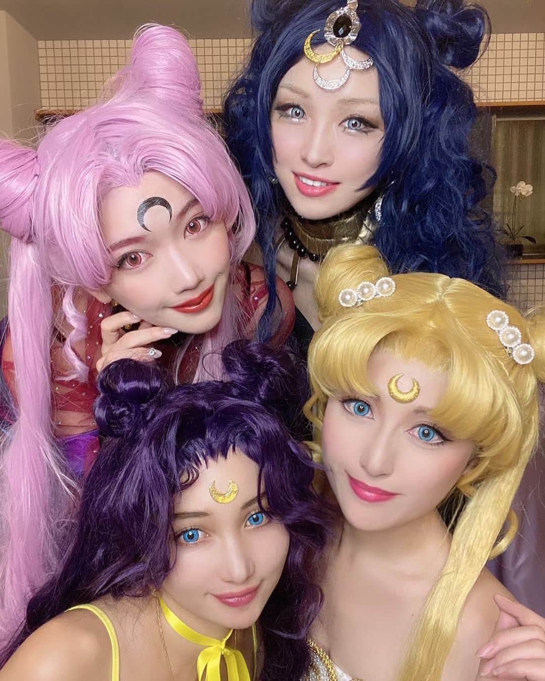 チアコマさんのインスタグラム写真 - (チアコマInstagram)「昨日はワタシたち4人主催で﻿ コスプレクリスマスパーティー @fageek_party ﻿ しました♡﻿ ﻿ コスプレパーティー来ていただいた方々﻿ ありがとうございましたー♡﻿ 来てくださった方々キラキラでめちゃいい方々ばかりで﻿ 最高に幸せでした😂❤️❤️﻿ ﻿ 平和で最高なひとときをありがとうございます🧚‍♀️🧝‍♀️❤️❤️﻿ ﻿ ﻿ また全員の写真とか﻿ 一緒に撮っていただいたコスプレの﻿ お写真はこのコスプレアカウントや﻿ （最近更新できてなかったですが！w）﻿ @fageek_party にpostしていきたいと思っているので、お気に入りのお写真などあれば @fageek_party にDMいただけると嬉しいです♡🤤 ﻿ ﻿ ちなみに今回﻿ 2日間コスプレをする予定があり、﻿ 2日とも @idocoro_guesthouse （2日目はきゅうきょ泊まる事にww）に泊まりました♡﻿ ﻿ きゅうきょ泊まる事になったのにもかかわらず﻿ 快く泊まらせていただきありがとうございました😂❤️﻿ ﻿ ﻿ @idocoro_guesthouse のカフェスペースが特にお気に入りで﻿ かわいいお花がたくさん生けてるんだけど、﻿ イドコロの担当の @ が生けたお花で﻿ センス良すぎてかなりインスタ映えするので﻿ 泊まった際にはカフェスペースでゆっくり﻿ ☕️してください♡﻿ ﻿ ''チアコマのインスタ見た''で﻿ 現地で10%off♡﻿ @idocoro_guesthouse をフォロー&タグ付け投稿で﻿ 投稿確認後、更に10%offになるみたい！﻿ キャンペーンは2020年2月まで✨﻿ ﻿ ﻿ ﻿ #cosplay #イドコロ #idocoro #cosplayparty﻿ #fageekparty #コスプレイベント #北浜 #party #大阪 #コスプレパーティー ﻿ ﻿#セーラームーン #salormoon #セーラームーンコスプレ #sailormooncosplay #ブラックレディ #ファギークパーティー  #ネヘレニア #ルナ #luna #blacklady」12月23日 0時55分 - chiakoma_cosplay