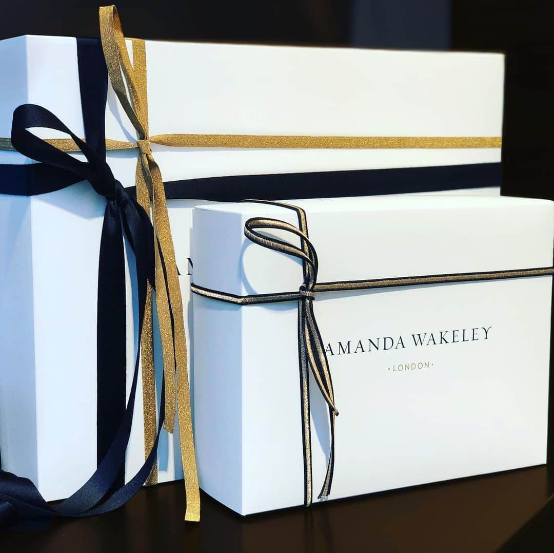 のインスタグラム：「Last minute gifts.... our stores are open on Christmas Eve until 4pm... #lastminutegifts #albemarlestreet #harveynichols」