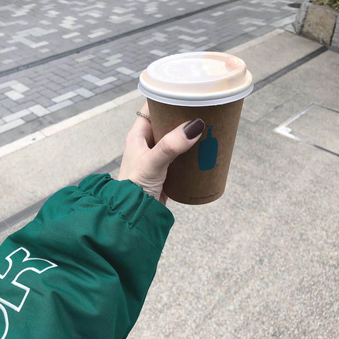 渡辺くるみのインスタグラム：「お気にのアウターと美味しいラテ。☕️ #bluebottlecoffee」