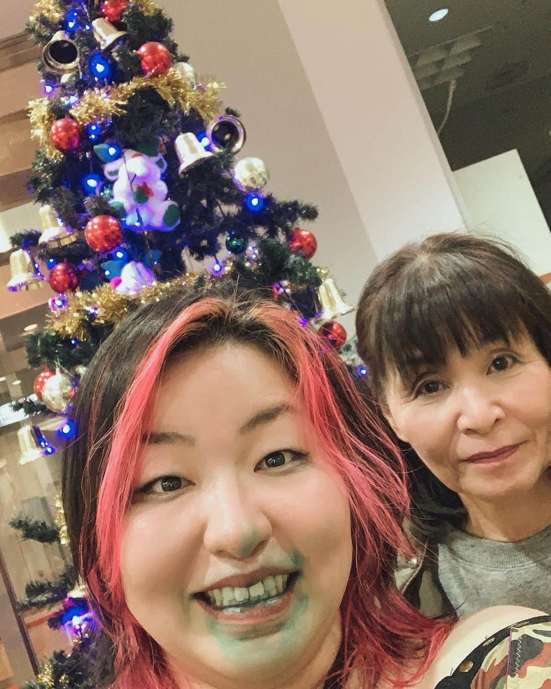 宮崎有妃さんのインスタグラム写真 - (宮崎有妃Instagram)「お母さんと一緒に会場のクリスマスツリー🌲の前で撮りました❤️」12月23日 1時02分 - kiyukizayami