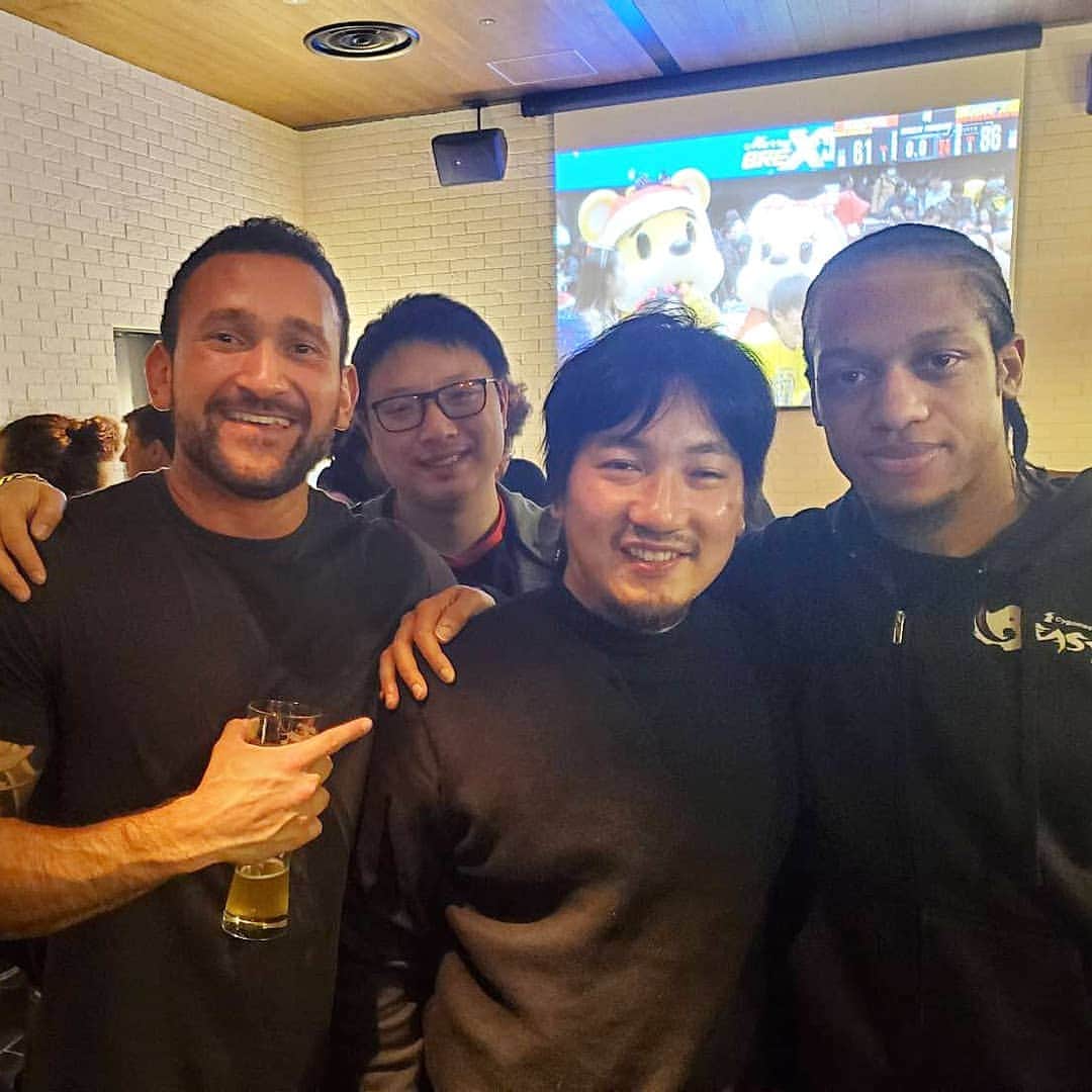 のインスタグラム：「Some good men at the hotel bar. I will work hard in the coming year to keep up with them! ホテルのバーにイイ男達がいた。彼らに負けないよう今年も精進します！ #RedBullKumite #sfv #fgc #CygamesBeast」