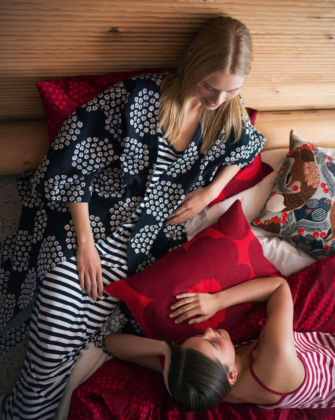 マリメッコさんのインスタグラム写真 - (マリメッコInstagram)「Now, it's time to relax with your loved ones. Wear your comfiest pajamas and slip under a warm blanket. Happy holidays! #marimekko」12月23日 1時12分 - marimekko