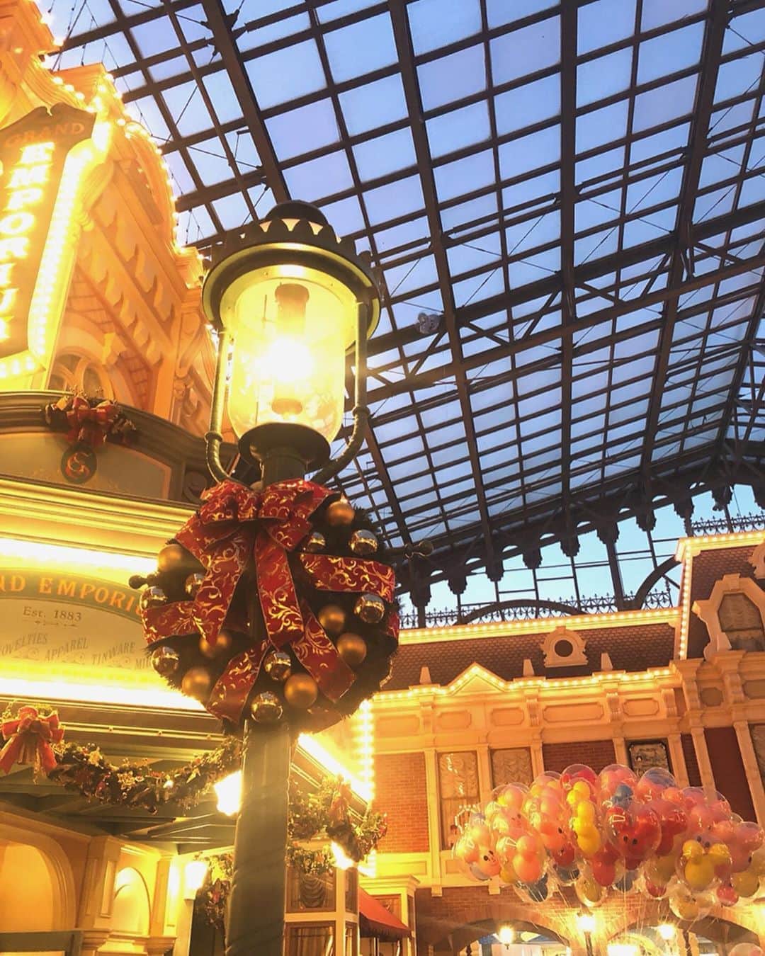 佐伯美香のインスタグラム：「. X'mas Disney🐭🎄 . .  まだまだ寒くなる前に⛄️ 兄家族と途中合流したり、思いがけず良い場所からパレードを見られてたり楽しい1日でした⭐️ . .」
