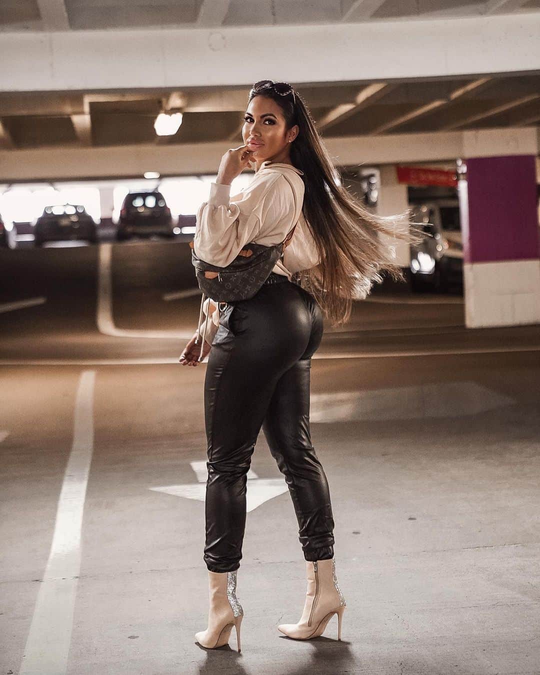 Aylen Aのインスタグラム：「Outfit and boots @fashionnova Ad.. Never delay a prompting. ...」