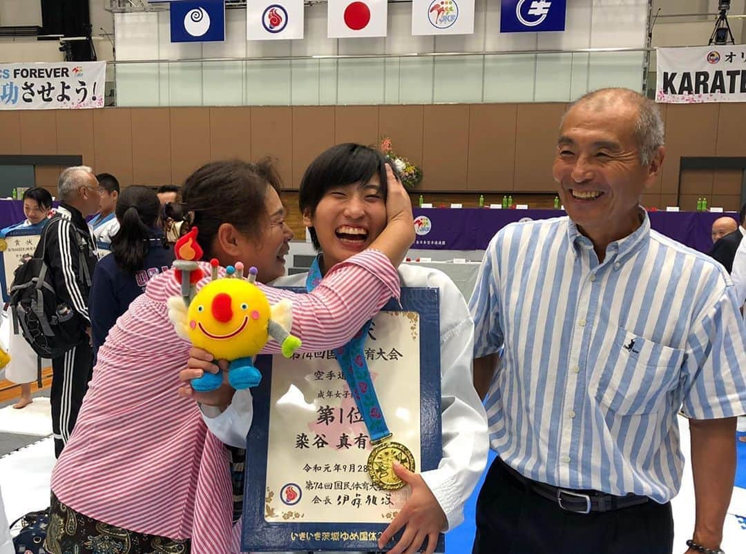 染谷真有美さんのインスタグラム写真 - (染谷真有美Instagram)「. . 茨城国体の総合優勝祝賀会を開いていただきました✨ 年末でお忙しい中、本当にありがとうございました！！ . .  今年9月に行われた地元国体で、兄と一緒に念願の初優勝を達成することができました🥇🥰たくさんのご声援ありがとうございました！！ . .  お兄ちゃんが頑張って続けてくれたから、私もここまでこれました！本当に嬉しかったし、何より両親に最高の親孝行ができました！お父さんもお母さんも、めちゃくちゃ笑顔の一枚、宝物です📸🤣 . .  茨城チームの先生方、トレーナーの先生方、東洋大牛久高校のご父兄の皆様、そして一緒に練習してくれた選手のみんなには感謝の気持ちでいっぱいです。 .  長年お世話になった、茨城県競技力向上対策本部さまには天皇杯・皇后杯獲得という最高の恩返しができました。4年間のご支援、本当にありがとうございました。 @ibarakikokutai . .  チーム茨城の一員として、 みんなと戦えて嬉しかったです！ みんなありがとう😊🥇 . . #小さい頃から #大好きなお兄ちゃん  #いつも一緒 #ほんわか #居心地が良すぎる #同期 #ちなつ #ひで  #おもしろくて #かわいい #チームのムードメーカー #ゆうき  #女子高生から #男前と評判でした #軽量級チャンピオン  #じょーじ  #毎週合宿 #死ぬかと思った #死んだ #オーバーワーク #身体もたず  #これからは #平和な週末 #カムバック」12月23日 1時33分 - mayumi_530