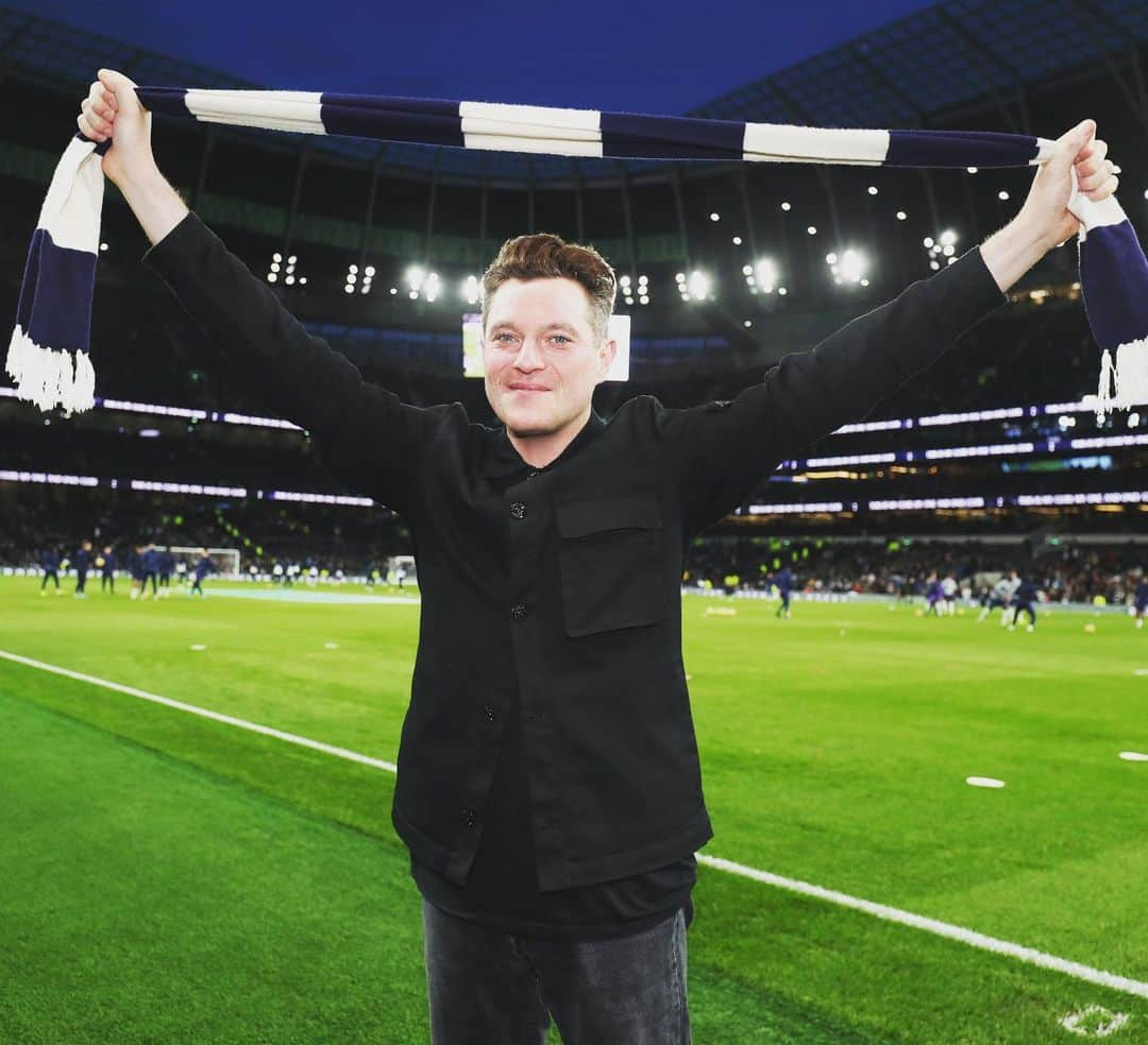 トッテナム・ホットスパーFCさんのインスタグラム写真 - (トッテナム・ホットスパーFCInstagram)「🤩 Mat Horne joins us at @tottenhamhotspurstadium for today’s game! 👊 #COYS #THFC」12月23日 1時31分 - spursofficial