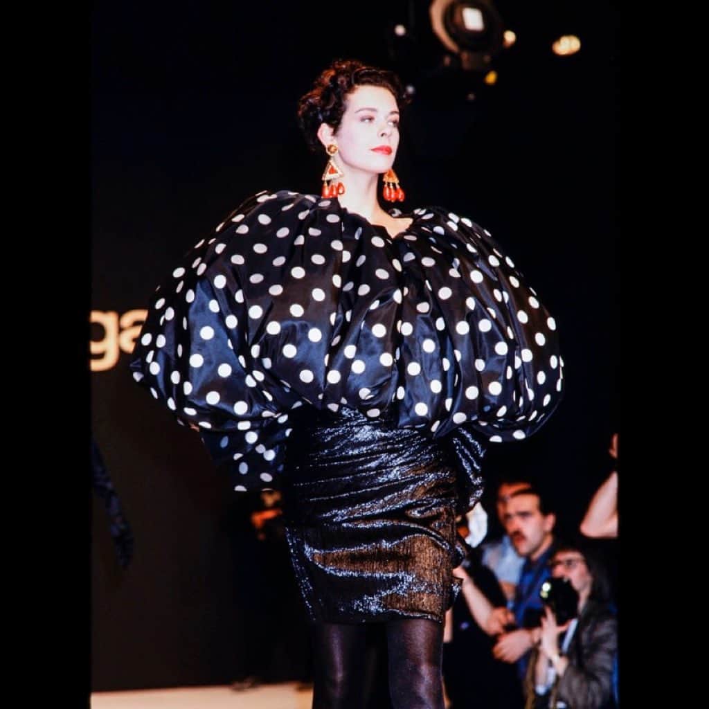 アレクシマビーユのインスタグラム：「RIP mr Ungaro who was one of the first man who makes me confident in my work when i was intern . i would remember forever his favorite sentence « je suis un obsédé sensuel » on the picture the divine & Ungaro friend Louise Rawlinson wears a bubble cape in white polka dots cherished by the designer  @louise_air @emanuelungaroparis #rip #emmanuelungaro #hautecouture #polkadots #louiserawlison #80s #80sfashion #alexismabille #anothertime #anotherlife」