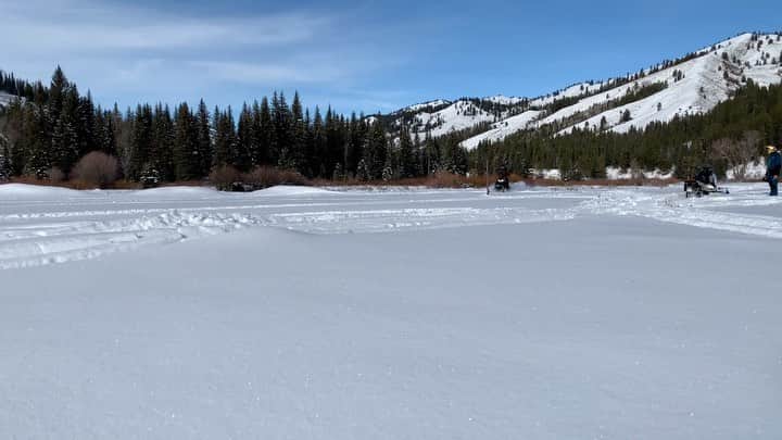 モデル、ブロック・オハーンのインスタグラム：「My first day snowmobiling and hit this solid jump! Rate my skills on a 1-10 scale!! 😂😂 🎥: @ryanhaake 🤙🏽😛」