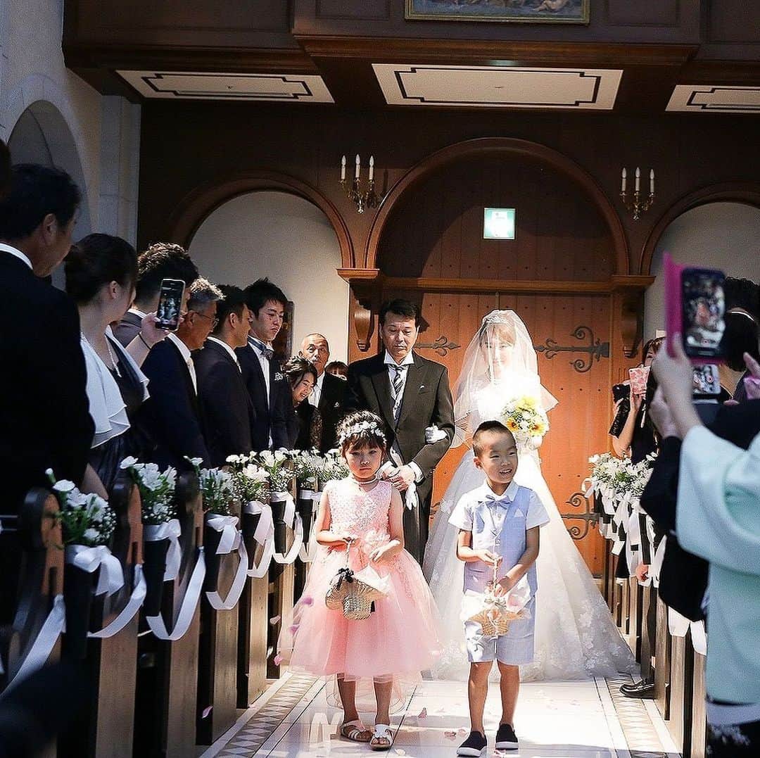 ホテルモントレ仙台ウエディングのインスタグラム：「. . 教会にかわいいお子さまがフラワーガール・フラワーボーイ役で登場するだけで、和やかな雰囲気の中での教会入場に♪ . 花びら🌸をまくことにはバージンロードを清めるという意味があり、欧米ではスタンダードな儀式✨ . ゲストにビールサーブ🍺をしながら、ゲストひとりひとりに感謝の言葉を伝え、お二人の希望だったアットホームな結婚式を叶える🤵👰 . ○●○●○●○●○●○●○●○●○●○●○●○●○● #モントレ仙台 #モントレウェディング #モントレ花嫁 #フラワーガール #バージンロード #ビールサーブ #アットホーム #結婚式  #ウェディングドレス #令和婚 #仙台婚  #ウェディングニュース #仙台花嫁 #宮城花嫁  #フォトジェニック #特別な幸せがはじまる場所 #日本中のプレ花嫁さんと繋がりたい  #クラシカル #インスタ映え #marry花嫁 #marryxoxo #hotelmonterey #wedding  #love #beautiful #photography #weddingphotography . ●○●○●○●○●○●○●○●○●○●○●○●○●○」