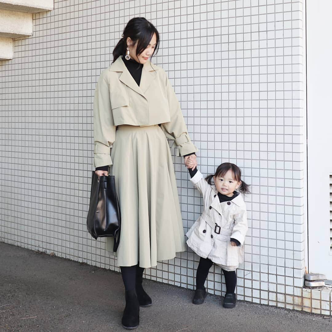 Eri Satoのインスタグラム：「black×beigeリンクコーデ · coat: @randa_pic tops @titivatejp  shoes: @outletshoes_official · 先日のコーデ RANDAのロングコートは こんな風にショートコートとスカートとしても着られるので便利～✨ シルエット的にはこっちの方が好きかも😍 · #親子リンクコーデ愛好家#親子コーデ#アウトレットシューズ#outletshoes_life #fashion#ootd#outfit#code#coordinate#style#ファッション#コーディネート#コーデ#プチプラ#プチプラコーデ#シミラールック#シンプルコーデ#mamagirl#locari#ママファッション #partegram#読者モデル#ママモデル #l4like#カジュアル#お洒落さんと繋がりたい」