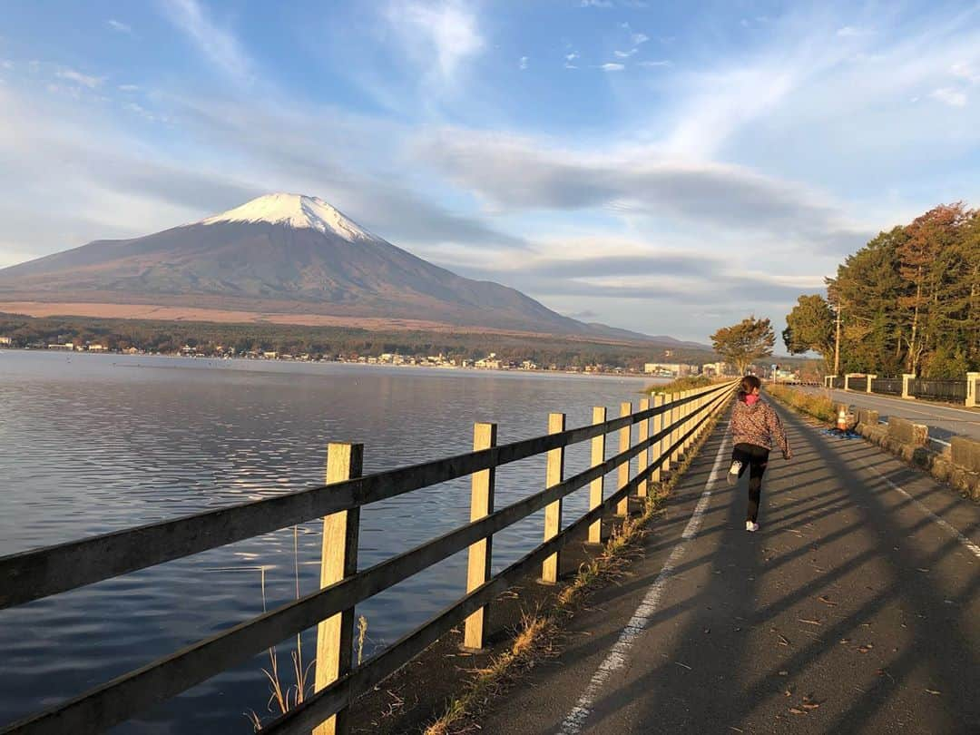 齋藤優紀さんのインスタグラム写真 - (齋藤優紀Instagram)「コーユー倶楽部山中湖サロン 朝の富士山はものすごく綺麗だったなぁ、また行きたいな これは11月だけど、朝は寒かったー💦朝食前に10キロ走りました😊」12月23日 1時34分 - yuki_fit0828