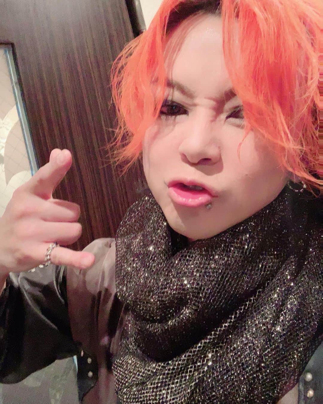 のインスタグラム：「戦国時代 下僕晩餐会 終了🔪✨﻿ ﻿ 来てくれた下僕様ありがとう😊﻿ ﻿ 「戦国 Big Ban ♪」の MV 初お披露目‼️﻿ ﻿ どうだった？？😆﻿ ﻿ やりたい放題こだわらせていただきました💨﻿ ﻿ 任せてくれたメンバーにも感謝😊❤️﻿ ﻿ 晩餐会ということでいつもとは違う演出でしたが、﻿ 楽しんでいただけたらなにより✨﻿ ﻿ 年内の戦国時代はこれでお終い❗️﻿ ﻿ パセラスタッフの皆様、戦国時代スタッフの皆様、下僕様﻿ 、お疲れさま&ありがとうございました。﻿ ﻿ また来年も宜しくお願いします🤲🍊﻿ ﻿ 4枚目の動画は、「戦国 Big Ban ♪」MVの冒頭紙芝居イメージを、明確に監督に伝えたくて🍊が作った力作紙芝居😆👍﻿ ﻿ ﻿ #戦国時代 #晩餐会 #pearl #blackbox」