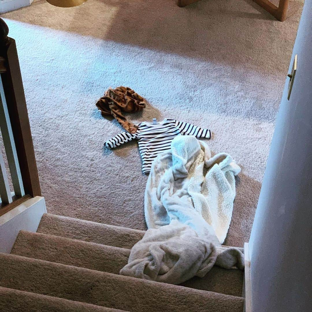 テイト・エリントンさんのインスタグラム写真 - (テイト・エリントンInstagram)「Thissss close to calling 911 this morning when I thought my daughter was lying motionless at the bottom of the stairs. #doubletake #merrychristmas #happyholidays」12月23日 1時44分 - tateellington