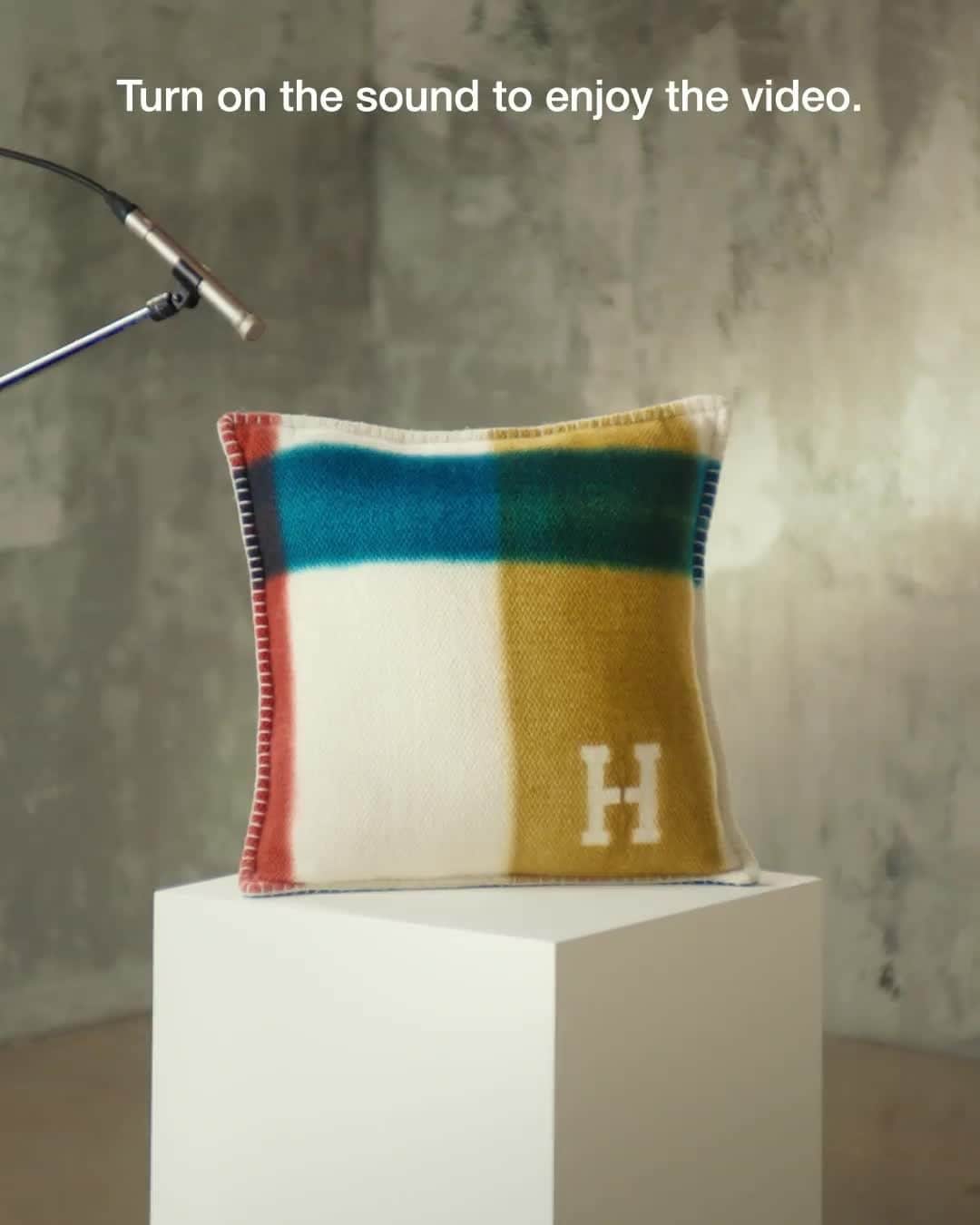 のインスタグラム：「The unique sound of cashmere.  #bonnenuit #softerthanapillow #comfort #shhhh #tartandye  #faubourgofdreams #hermes #home #asmr  Film by @massimiliano_bomba」