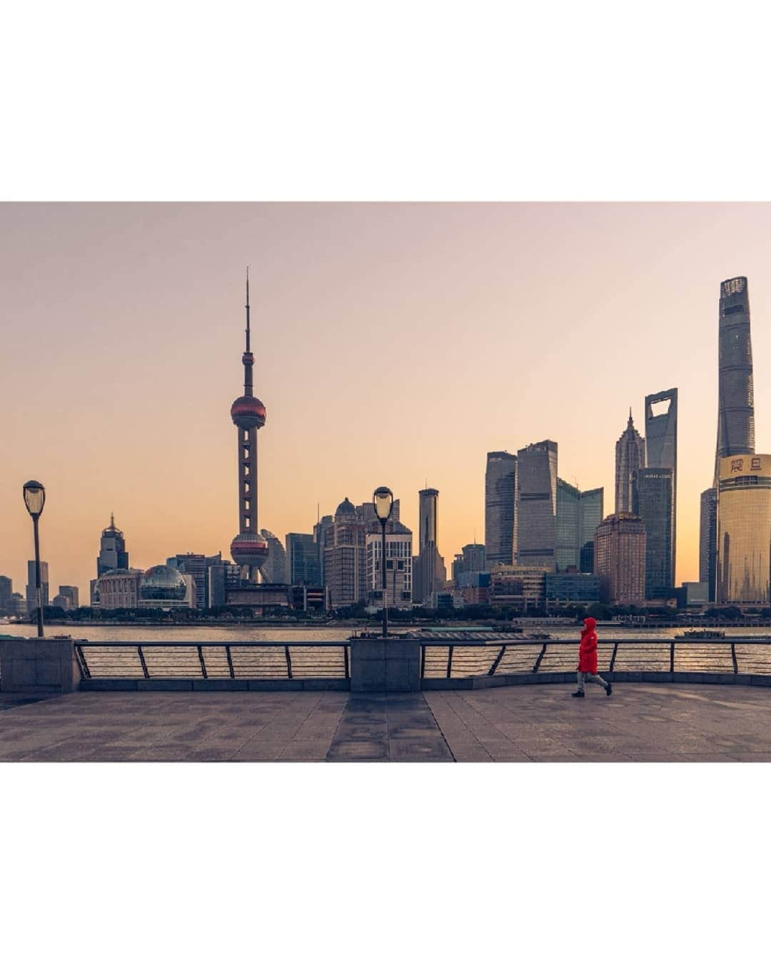 VuTheara Khamさんのインスタグラム写真 - (VuTheara KhamInstagram)「Morning rise in Shanghai, China (2019) 🌇🇨🇳 It’ a selection of images taken along the bank of Hangpu Rive during the sunrise. For the last pictures, it was taken in Waibaidu Bridge, called the Garden Bridge, is the first all-steel bridge and the only surviving example of a camelback truss bridge, in China.  #aeroflotshanghaistory」12月23日 1時54分 - vutheara