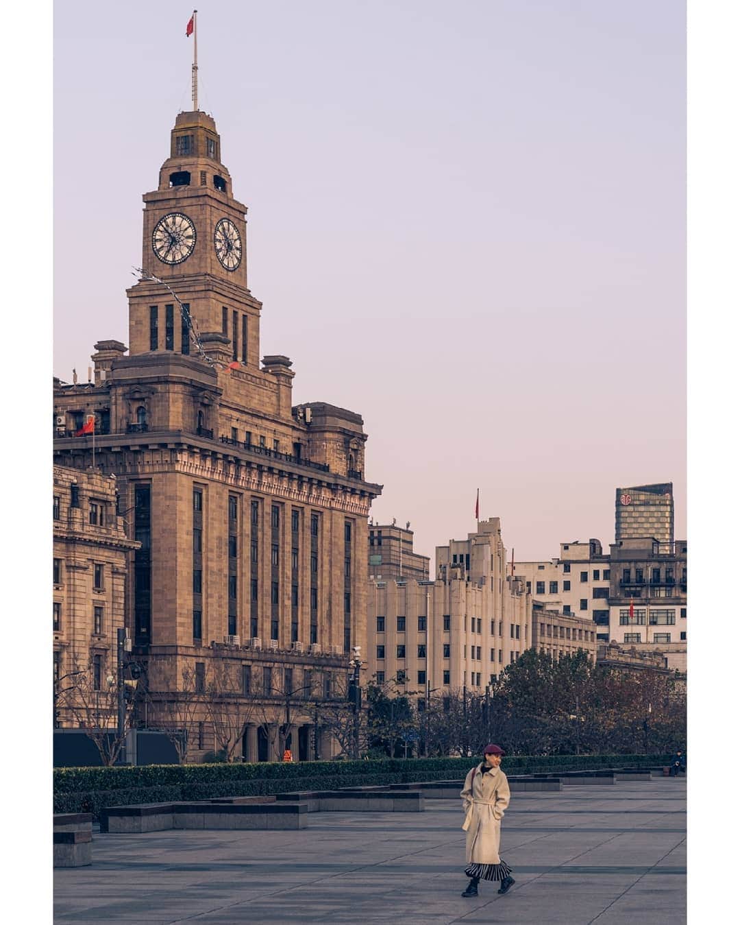 VuTheara Khamさんのインスタグラム写真 - (VuTheara KhamInstagram)「Morning rise in Shanghai, China (2019) 🌇🇨🇳 It’ a selection of images taken along the bank of Hangpu Rive during the sunrise. For the last pictures, it was taken in Waibaidu Bridge, called the Garden Bridge, is the first all-steel bridge and the only surviving example of a camelback truss bridge, in China.  #aeroflotshanghaistory」12月23日 1時54分 - vutheara