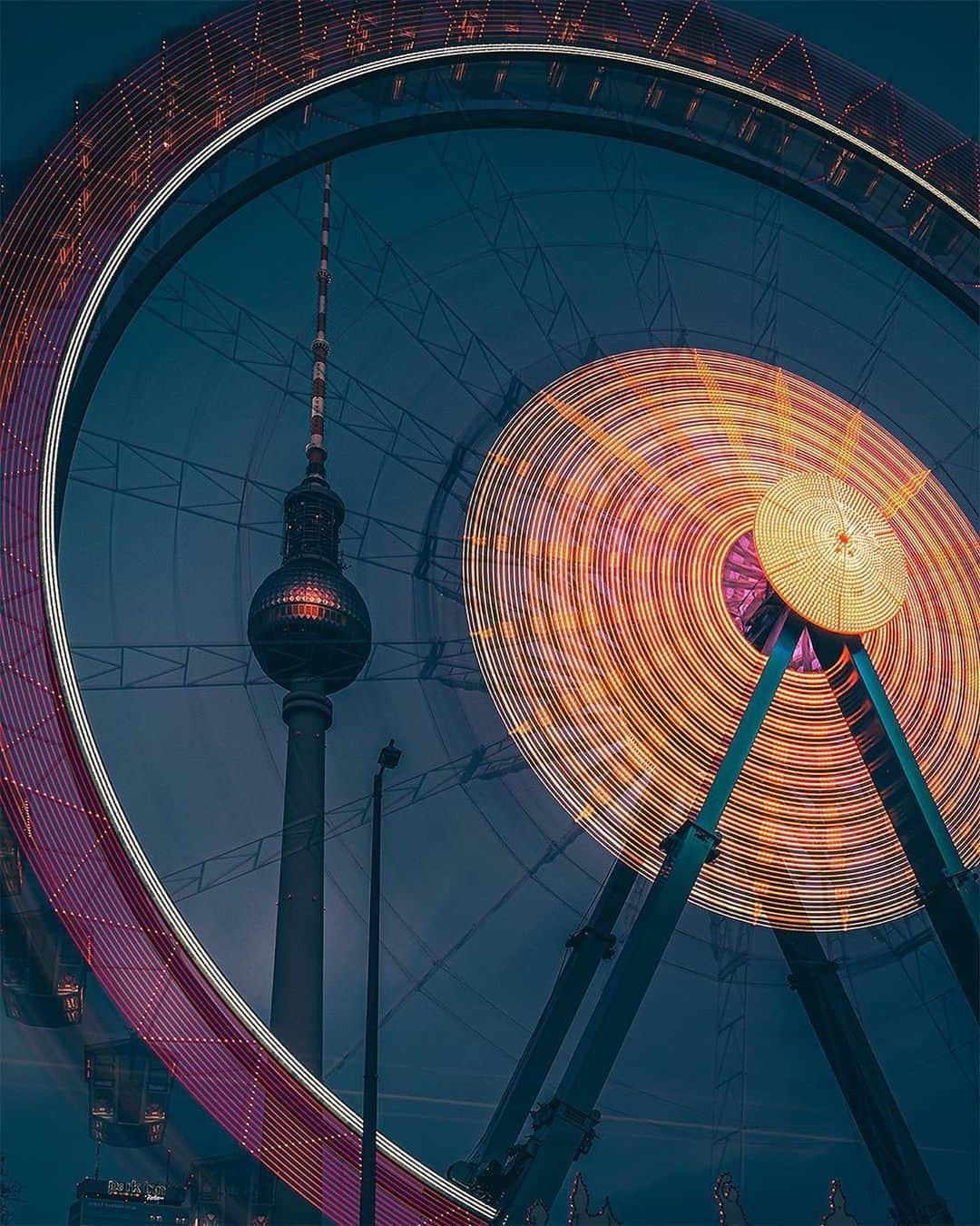 Instagramさんのインスタグラム写真 - (InstagramInstagram)「#HelloFrom Berliner Weihnachtszeit, Germany, a festive, historic Christmas market in Berlin that features a modern Ferris wheel as a backdrop. 🎡 ⁣ ⁣ Photo by @zerletti」12月23日 2時03分 - instagram