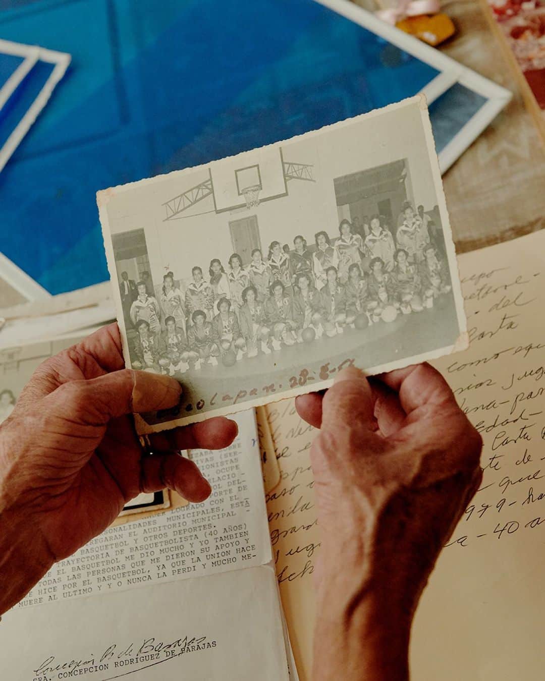 Nike Basketballさんのインスタグラム写真 - (Nike BasketballInstagram)「Team Carta Blanca, Est. 1952 ⠀ Carta Blanca is a team of women from Orizaba, Mexico who have shown their dedication to the basketball court for nearly seven decades. ⠀ “First we went to the state games and then to the national games. In 1959, we went around the country of Mexico to play and then went to El Paso, TX to play against the Americans. We beat them because we moved fast,” says Adela Ochoa Garcia, who has been on the team for 67 years. ⠀ For these amazing women, family is the teammate who reaches out a hand when legs give out on the court or who delivers a competitive shove in the paint because they know—even at 70-plus—they can handle it. ⠀ Watch “In Good Company: Hoops Abuelas” on @nikewomen’s IGTV. Director: @changeme2012 Photos: @asdavidelliott #nike」12月23日 2時06分 - nikebasketball