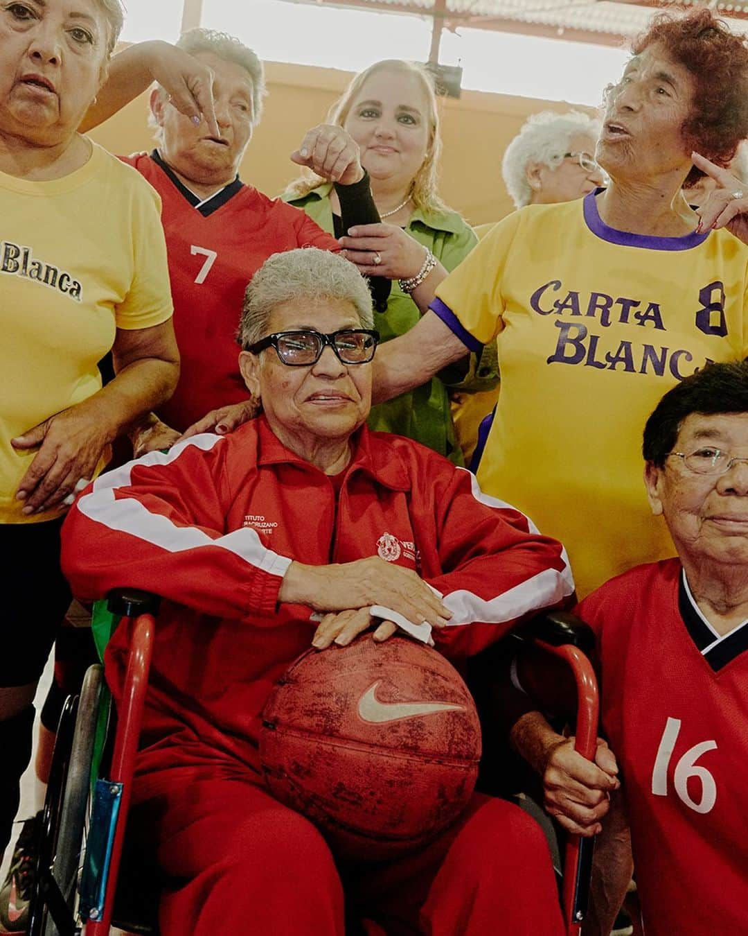 Nike Basketballさんのインスタグラム写真 - (Nike BasketballInstagram)「Team Carta Blanca, Est. 1952 ⠀ Carta Blanca is a team of women from Orizaba, Mexico who have shown their dedication to the basketball court for nearly seven decades. ⠀ “First we went to the state games and then to the national games. In 1959, we went around the country of Mexico to play and then went to El Paso, TX to play against the Americans. We beat them because we moved fast,” says Adela Ochoa Garcia, who has been on the team for 67 years. ⠀ For these amazing women, family is the teammate who reaches out a hand when legs give out on the court or who delivers a competitive shove in the paint because they know—even at 70-plus—they can handle it. ⠀ Watch “In Good Company: Hoops Abuelas” on @nikewomen’s IGTV. Director: @changeme2012 Photos: @asdavidelliott #nike」12月23日 2時06分 - nikebasketball