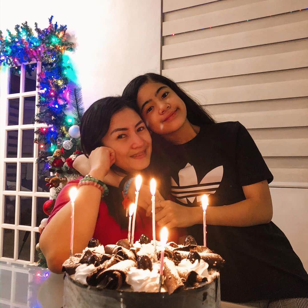 Niana Guerreroのインスタグラム：「happy birthday to my bestfriend forever 🥰 i love you mom ✨❤️」