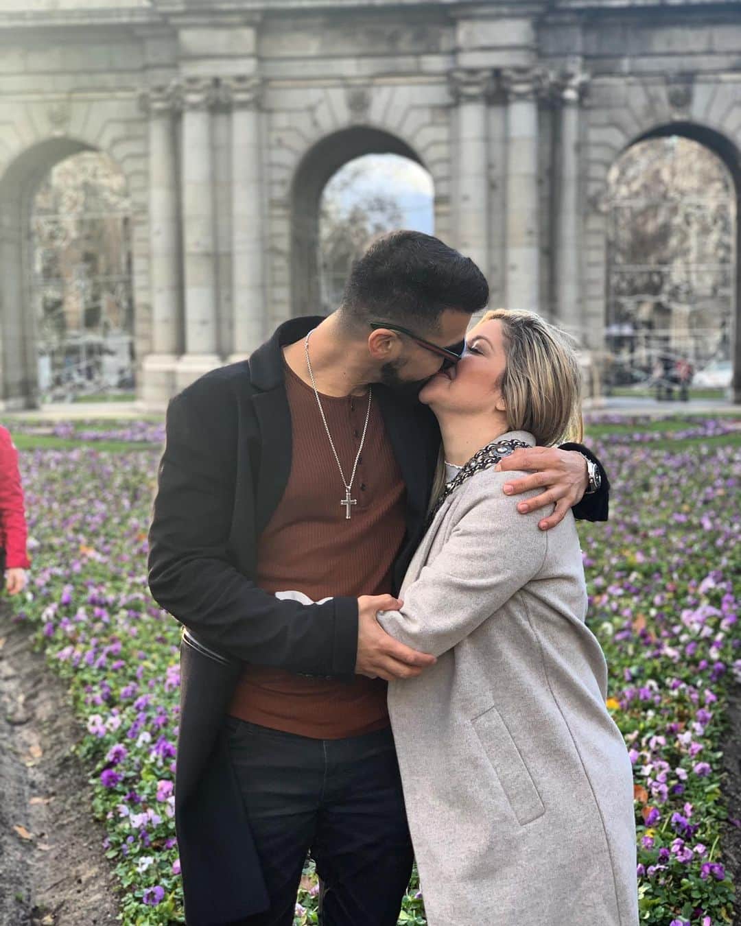 ロビンソン・チリノスのインスタグラム：「Feliz aniversario ❤️ mi vida 😍 @heidy28d TE AMO #13 #años #madrid #puertadealcala  #dios #familia」