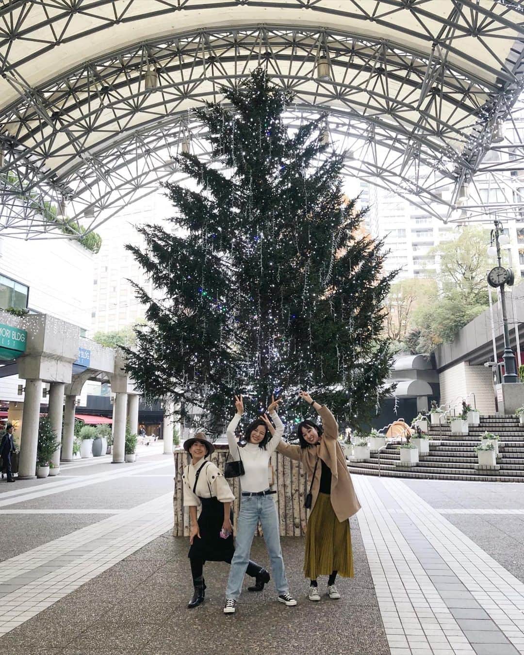 朝日奈央さんのインスタグラム写真 - (朝日奈央Instagram)「街中で沢山クリスマスツリー見れてしあわせ🥳🎄」12月23日 2時15分 - pop_step_asahi