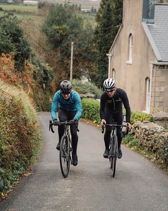 マーク・カヴェンディッシュのインスタグラム：「ICYMI... Was an absolute pleasure to take @realstephens on a tour of my little Isle of Man 🇮🇲 for his @sigmasports Cafe Ride series on their YouTube channel (Link in my Bio!!) Bikes, trains, fireworks. What an extravaganza! But seriously, had so much fun, thanks for coming guys. And thanks to @visitisleofman 🙏  LINK TO THE VIDEO IN MY BIO.」