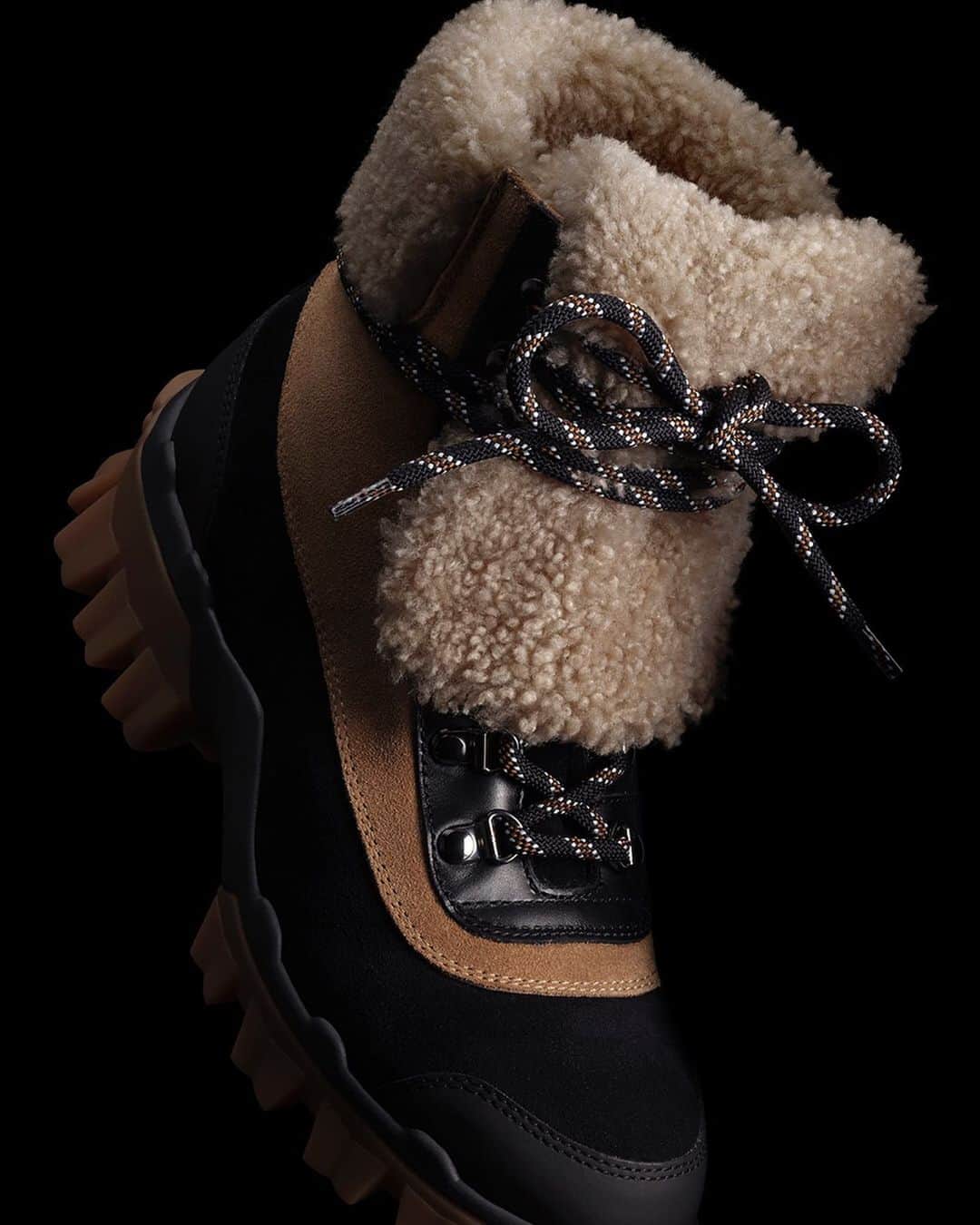 モンクレールさんのインスタグラム写真 - (モンクレールInstagram)「Suit up for the snow from the bottom up. The Harriet boots encapsulate feminine warmth with a hiking atttitude. _ #WEALLWEARMONCLER  Explore on Moncler.com」12月23日 2時26分 - moncler